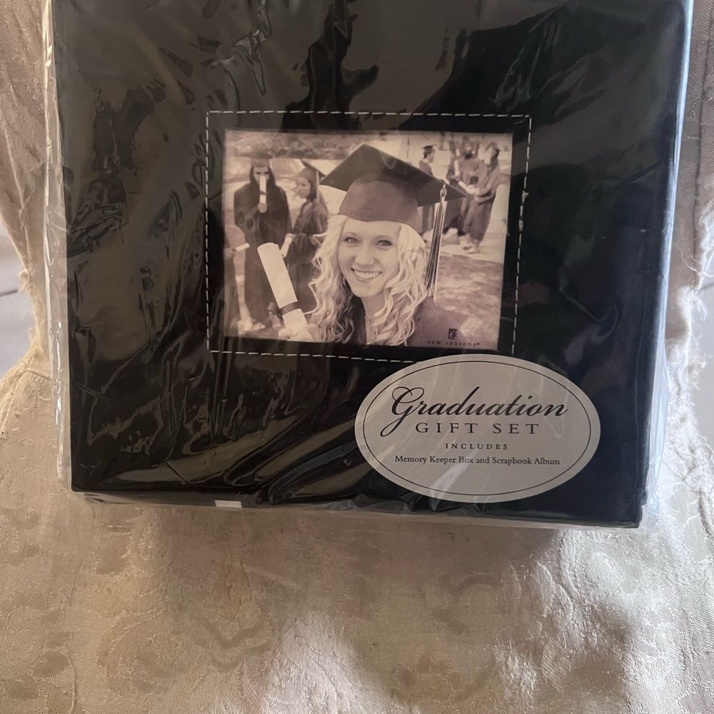 Unopened graduation photo album - Picture 2 of 4
